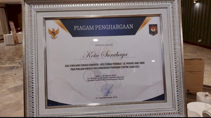 Piagam penghargaan Kota surabaya Terbaik Pertama Penurunan Stunting se Jatim dari Kemendagri/RMOLJatim