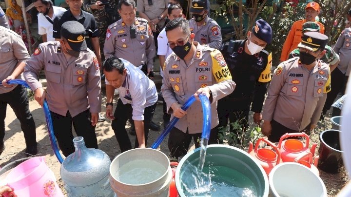 Distribusi air bersih oleh Polres Bondowoso/RMOLJatim 