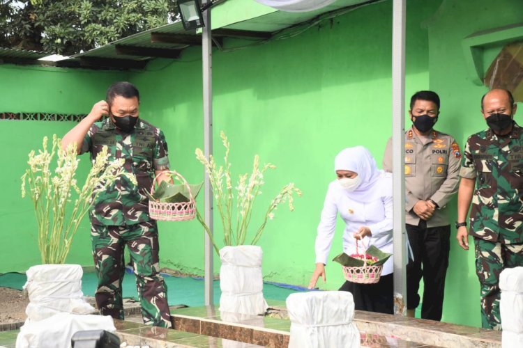 Gubernur Khofifah saat menghadiri peletakan batu pertama revitalisasi cagar budaya makam auliya' di Asrama Gupusjat Optronik II Puspalad, Desa Sono Kecamatan Buduran, Sidoarjo/Ist