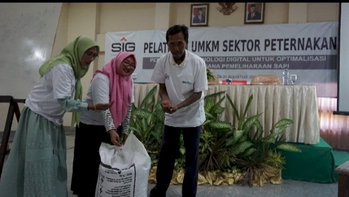 Peserta pelatihan UMKM Sektor Ternak belajar komposisi pembuatan pakan sapi/Ist