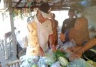 Eks Wali Kota Probolinggo Borong Sayur dan Lauk Pauk untuk Warga
