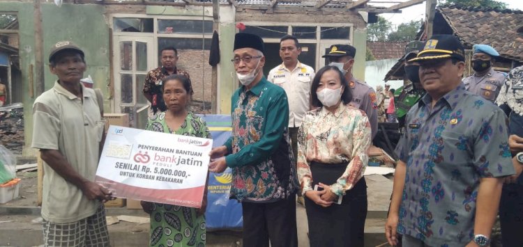 Bupati Bondowoso KH Salwa Arifin saat memberikan bantuan kepada korban kebakaran/RMOLJatim