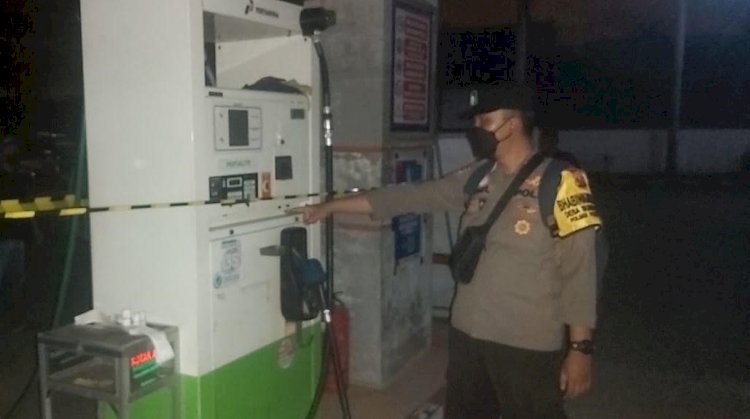 Kapolsek Pesanggaran, AKP Basori Alwi usai memasang police line di SPBU Sumbermulyo yang menjual Pertalite bercampur air/dok. Polsek Pesanggaran