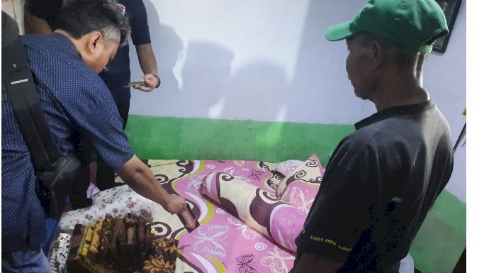 Polisi saat melakukan olah TKP ibu dan bayi di Kecamatan Glenmore tewas di dalam kamar/ dok Humas