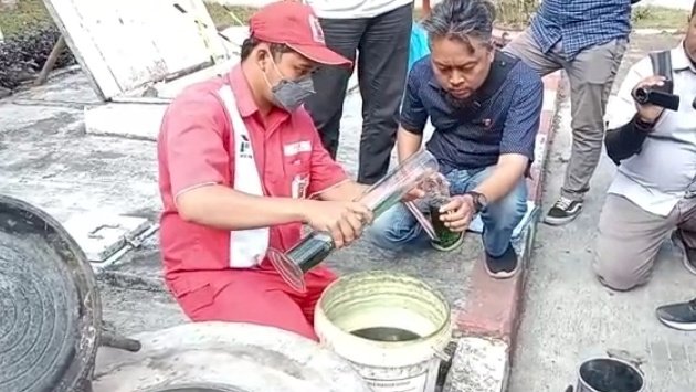 Tim penyidik dari Polresta Banyuwangi mengambil sampel tangki pendam di SPBU yang heboh BBM jenis Pertalite bercampur air