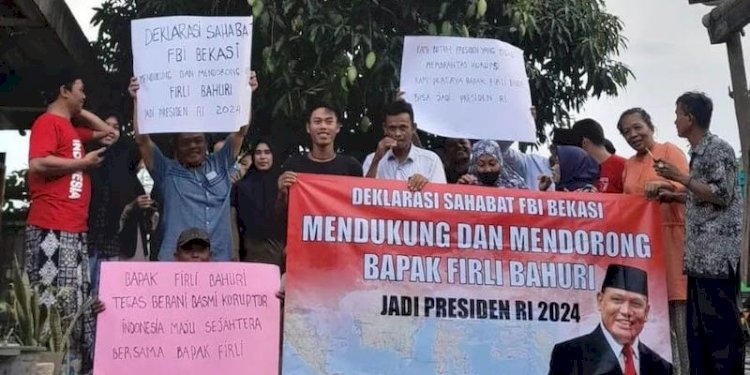 Sahabat FBI Bekasi” membentangkan spanduk mendukung Ketua KPK Firli Bahur maju sebagai calon presiden/ist