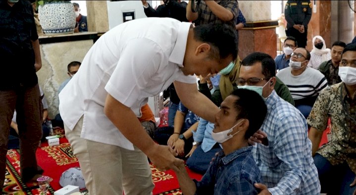 Wali Kota Eri menemui penyandang disabilitas yang mengeluh soal permakanan/RMOLJatim