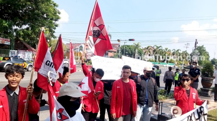 Para aktivis GMNI Tuban saat aksi unjuk rasa depan kantor DPRD setempat/RMOLJatim