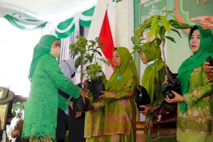 Gubernur Khofifah menyerahkan bantuan bibit tanaman kepada pengurus Muslimat NU Kabupaten Kediri/Ist