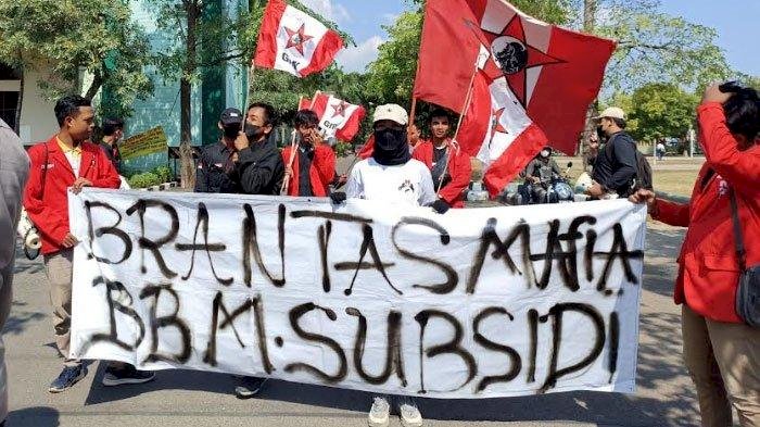 Para aktivis GMNI Tuban saat aksi unjuk rasa depan kantor DPRD setempat/RMOLJatim