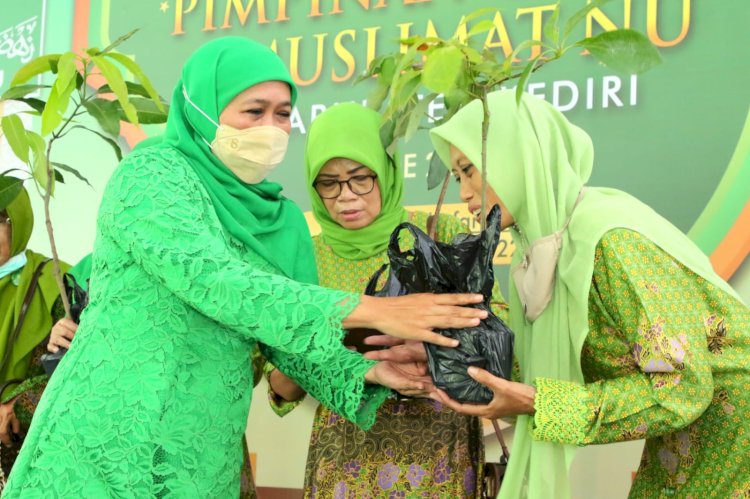 Gubernur Khofifah menyerahkan bantuan bibit tanaman kepada pengurus Muslimat NU Kabupaten Kediri/Ist