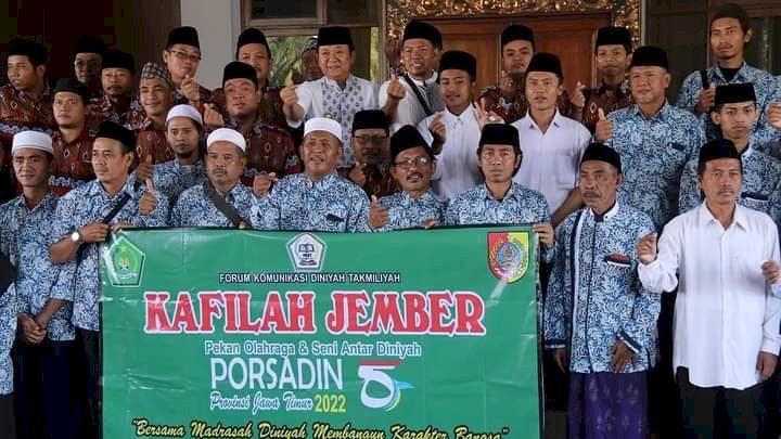 Bupati Jember H Hendy Siswanto bersama kontingen peserta Porsadin saat akan berangkat di depan pendopo Wahyawibawagraha/RMOLJatim