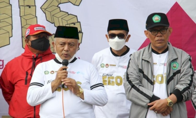 Bupati Malang HM Sanusi mengenakan peci hitam (kiri) saat memberikan sambutan/Ist