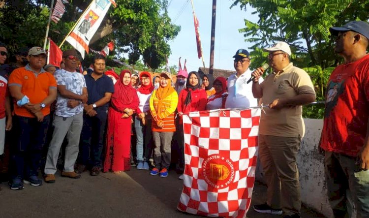 Timbul Prihanjoko melepas peserta jalan sehat di Balai Desa Karanggeger Kecamatan Pajarakan/RMOLJatim