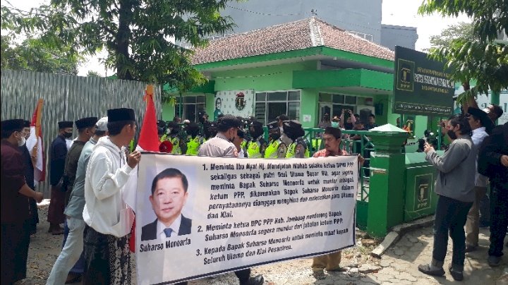 Massa AASJ di depan kantor DPC PPP