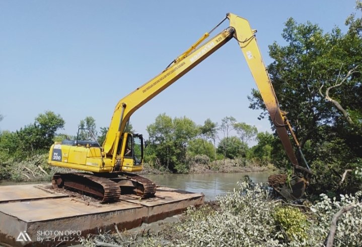 Alat berat saat normalisasi sungai di kawasan Mangrove Wonorejo/RMOLJatim