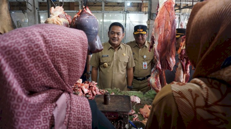 Wabup Jombang Sumrambah dan Tim Pengendali Inflasi saat meninjau pasar tradisional/RMOLJatim