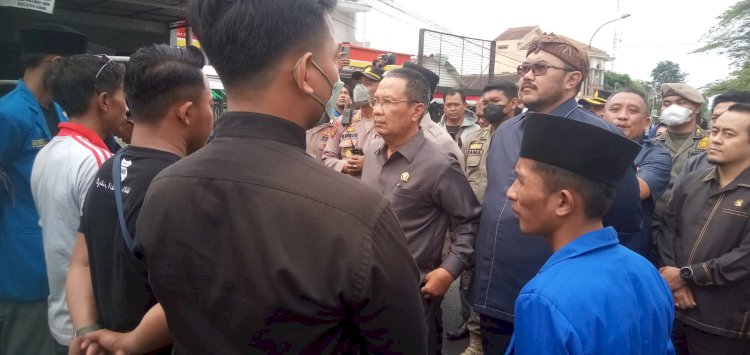 Ketua DPRD Bondowoso H Ahmad Dafir saat menemui massa aksi PMII/RMOLJatim