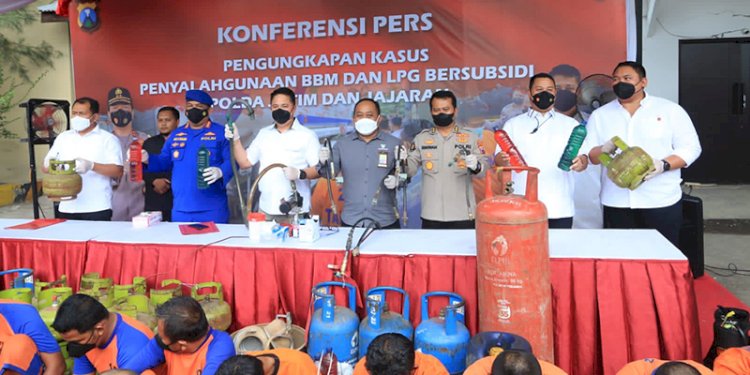 Polda Jatim memberikan keteragan pers pengungkapan BBM dan LPG bersubsidi/Ist