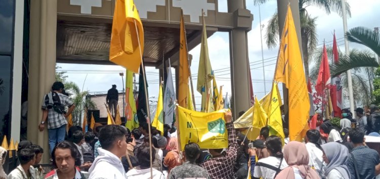 Demo mahasiswa Jember tolak kenaikan harga BBM bersubsidi/RMOLJatim