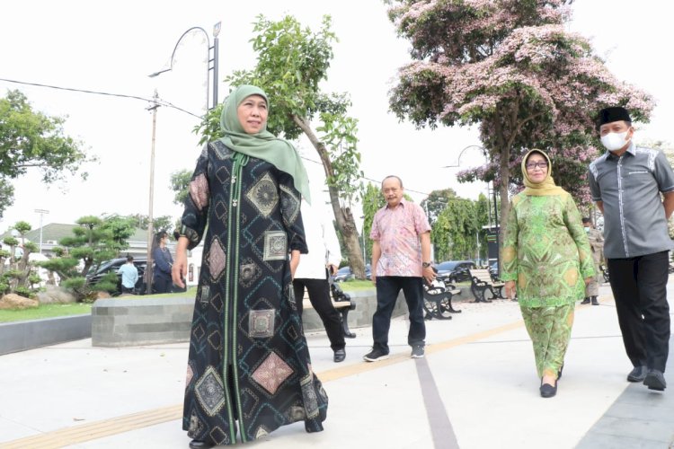 Gubernur Khofifah dan bupati Jombang Mundjidah Wahab berjalan jalan di alun alun menikmati indahnya tabebuya/ist