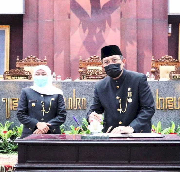 Gubernur Jatim Khofifah Indar Parawansa dan Wakil Ketua DPRD Jatim Sahat Tua Simanjuntak/ist