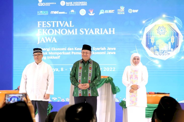  Khofifah saat menghadiri pembukaan FESyar Regional Jawa Tahun 2022 di Atrium Tunjungan Plaza Surabaya, Kamis (8/9).