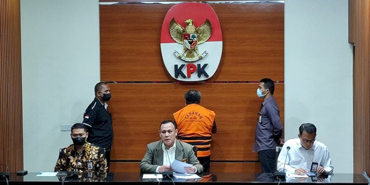 Ketua KPK RI Firli Bahuri saat menyampaikan keterangan pers penetapan tersangka dan penahanan Bupati Mimika Eltinus Omaleng di Gedung Merah Putih KPK/RMOL