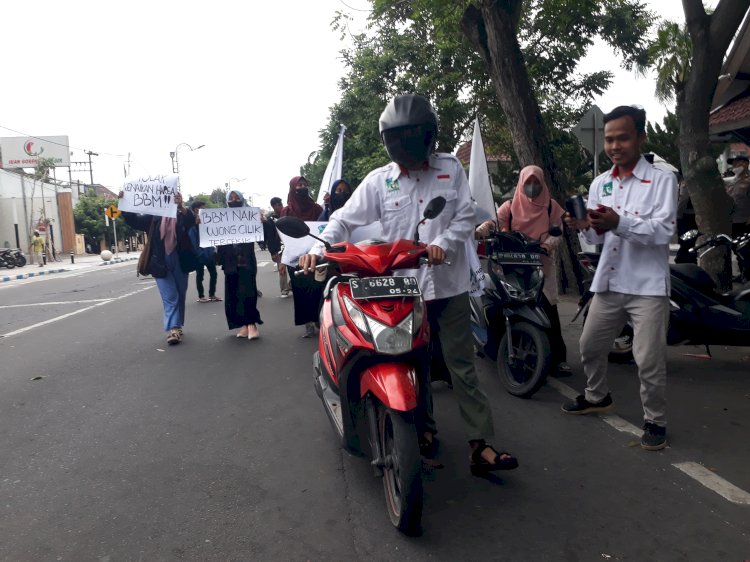 Aksi mahasiswa KAMMI Jombang dengan mendorong motor/RMOLJatim