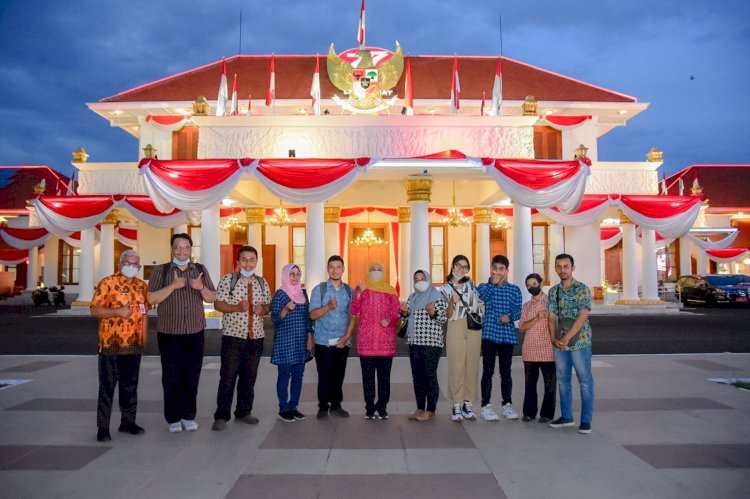 Gubernur Khofifah bersama penyandang disabilitas di Grahadi Surabaya/RMOLJatim