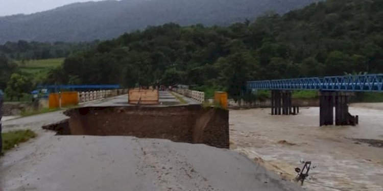 Salah satu jembatan putus akibat banjir Sigir, Sulawesi Tengah/Net