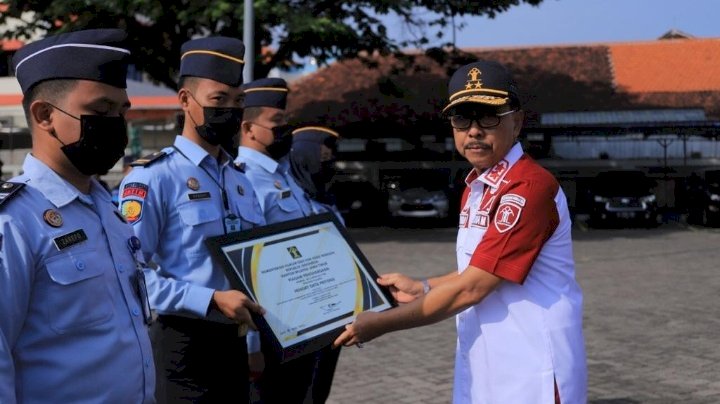 Kakanwil Kemenkumham Jatim Zaeroji saat memberikan penghargaan kepada Pegawai Lapas/Ist