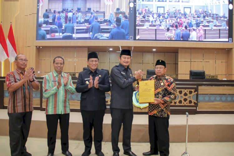 Bupati Lamongan Yurohnur Efendi usai menandatangani berita acara persetujuan Perubahan APBD 2022/RMOLJatim