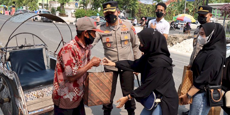 Polres jajaran Polda Jatim membagikan bantuan sosial kepada masyarakat terdampak kenaikan BBM subsidi/Net