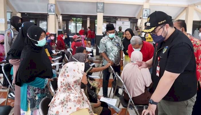 Bupati Kediri Hanindhito Himawan Pramana saat cek antrian penerima BLT BBM/RMOLJatim