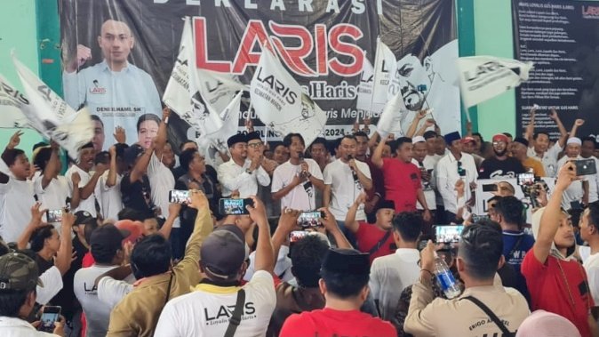 Gus Haris Bersama Laris Di Gedung Olah Raga Sasana Krida Kraksaan.