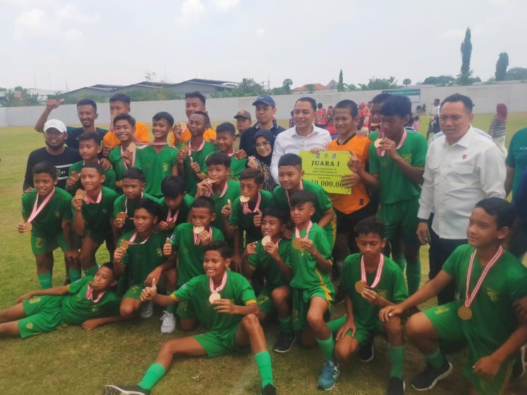 Wali Kota Eri bersama pemain Persebaya pada kejuaraan Soeratin U-13 dan U-15/ist