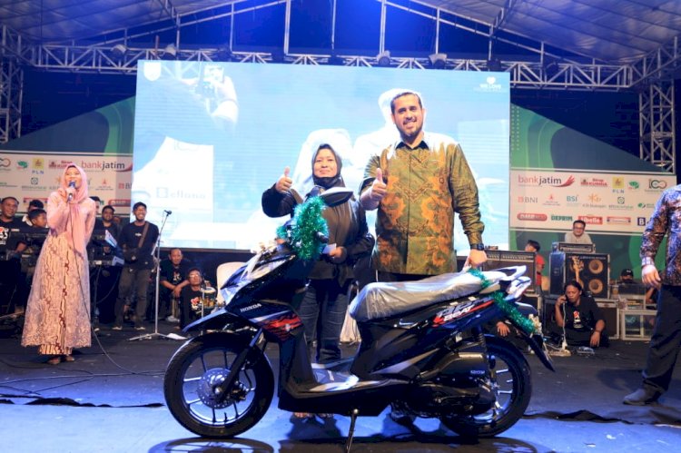 Wali Kota Saat Bagikan Sepeda Motor Pada Warga Pemenang Undian