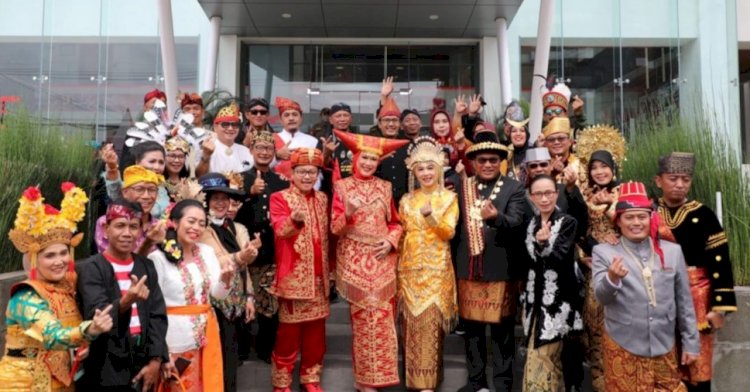 Wali Kota Malang H Sutiaji didampingi istri dan Wakil Wali Kota Malang H Sofyan Edi Jarwoko didampingi istri pada kegiatan Karnaval Kota Malang/Ist