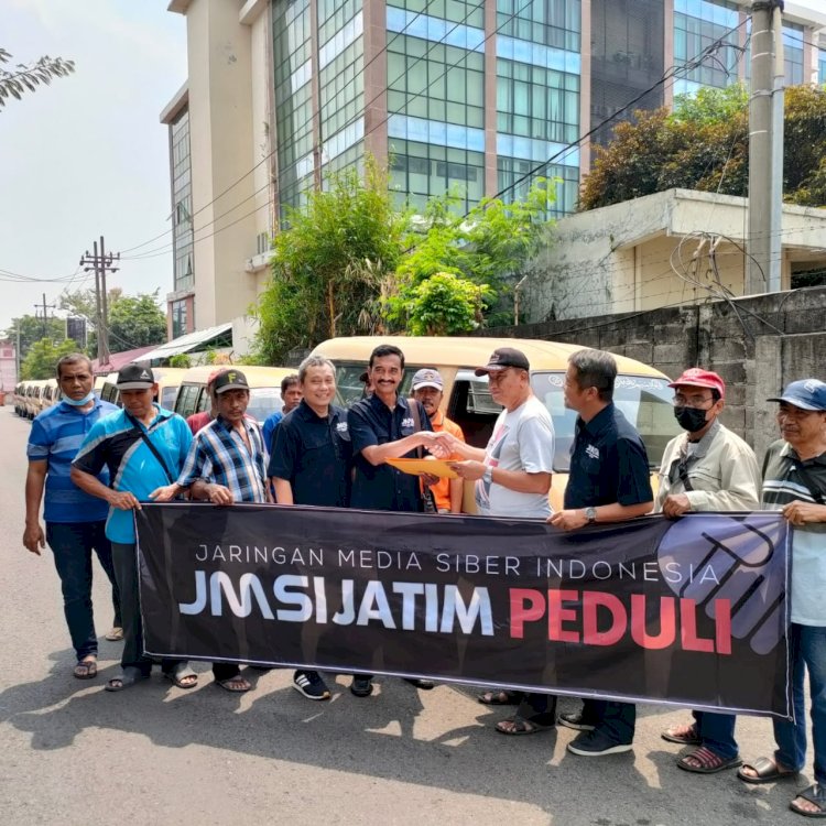 JMSI Jawa Timur memberikan bantuan dana pembelian BBM kepada puluhan sopir Angkot di Surabaya/Ist