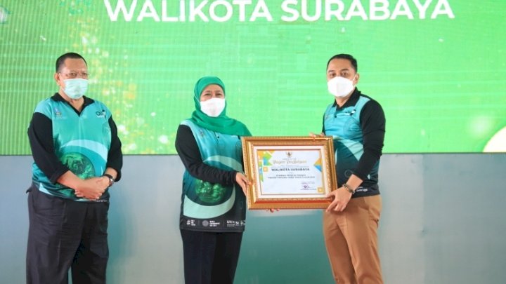 Wali Kota Eri menerima penghargaan dari Gubernur Jatim Khofifah Indar Parawansa karena berhasil meraih Pembina Proklim Terbaik/ist