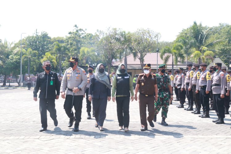 Bupati Mojokerto Ikfina Fahmawati saat hadiri apel pergeseran pasukan pengamanan Pilkades, di halaman Mapolres Mojokerto/RMOLJatim