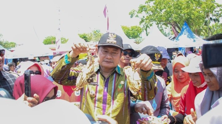 Bupati Lamongan Yuhronur  Efendi saat menghadiri Festival Gandrung Rajungan di Paciran Lamongan/ RMOLJatim