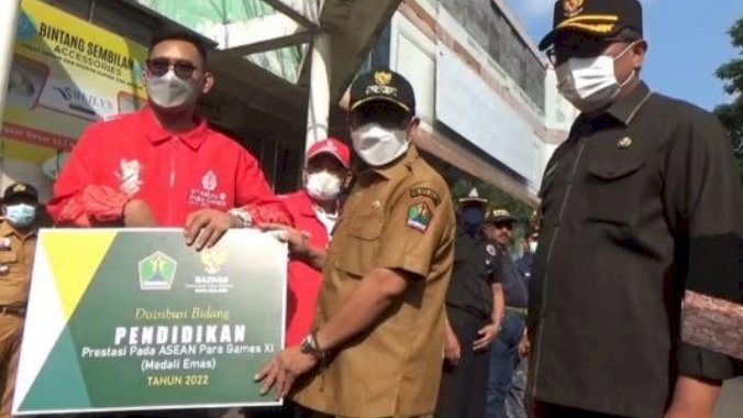 Wali Kota Malang, Drs.H. Sutiaji dan Wakil Wali Kota Malang, Ir. H. Sofyan Edi Jarwoko saat berikan Apresiasi secara simbolis/Ist