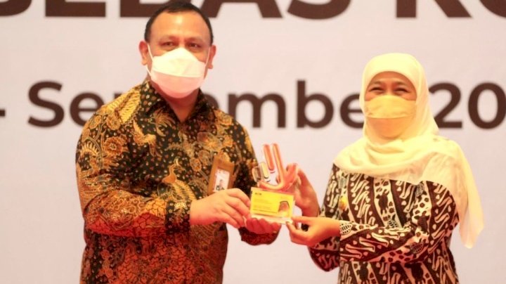 Gubernur Khofifah dan Firly Bahuri 