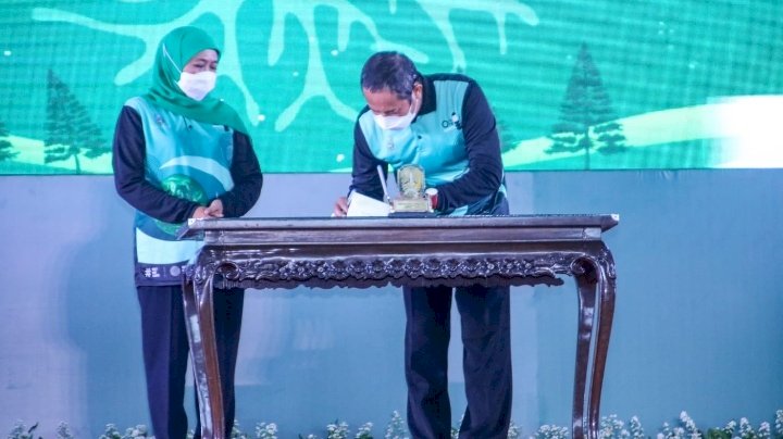Gubenur Jawa Timur dan Bupati Lamongan  di acara puncak Hari Lingkungan Hidup Sedunia
