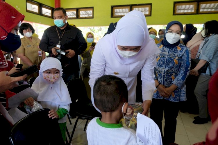 Ketua TP PKK Rini Indriyani mendampingi Gubernur Jawa Timur Khofifah Indar Parawansa/ist