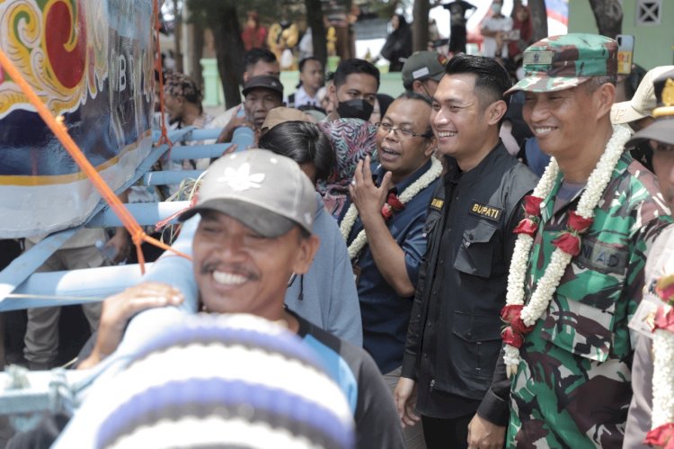 Bupati Tuban Aditya Halindra Faridzk saat menghadiri acara petik laut/RMOLJatim