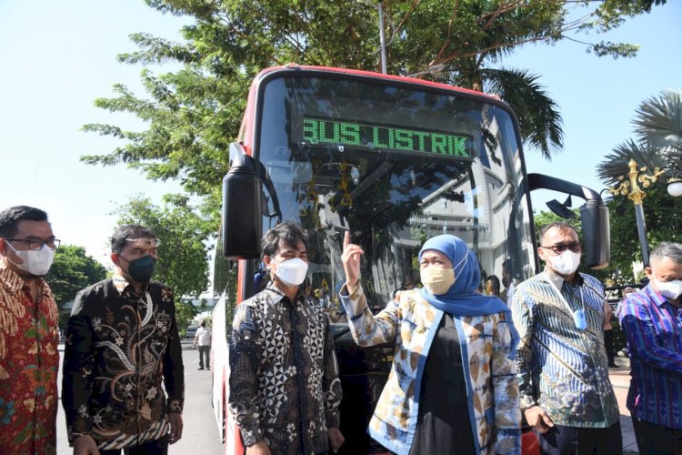 Gubernur Jawa Timur Khofifah Indar Parawansa meluncurkan Bus Listrik Merah Putih yang diberi nama Electronik Inovation Bus atau E-Inobus produksi PT. INKA - Madiun/Ist