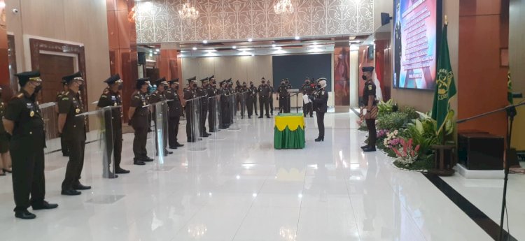  Kajati Jatim, Dr. Mia Amiati saat melantik 7 Kajari, 3 Koordinator dan Kabag TU Kejati Jatim/RMOLJatim